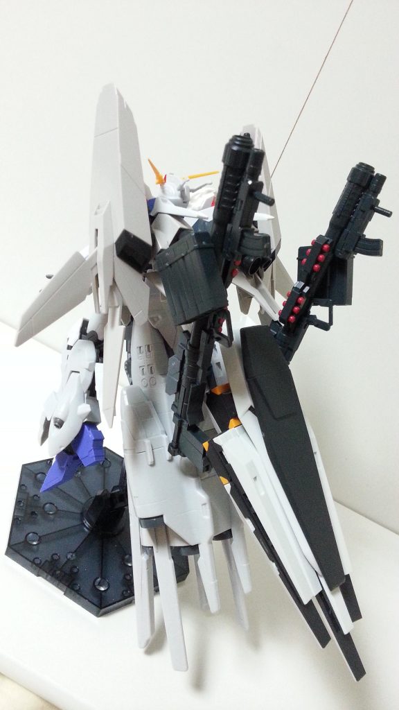 背部。
もう少しミサイル系を盛っても怒られないかもしれない←
この装備で一気に敵母艦まで近づき、どてっぱらにズドン！
完成はいつになるやら…