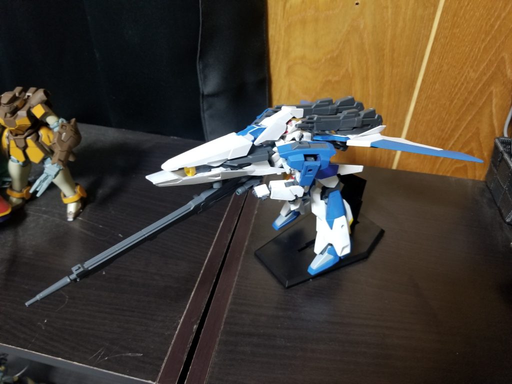 3つのモードの2つ目
ファイターに手足が生えたような姿、ガウォークモード
ホバリング移動などができ市街地や障害物が多い場所などでの戦闘が行いやすくファイターへの変形もスムーズに行え状況次第で1番バランスが取れる形態である