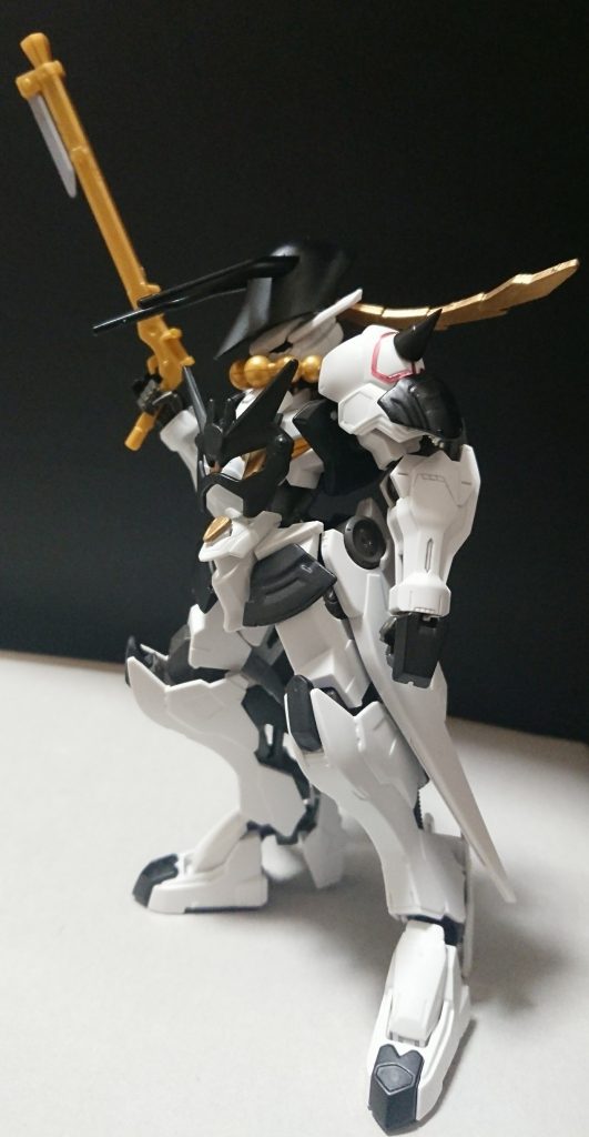 機体：甲兵 射貫師(こうへい いぬし)

[武装]改良銃剣、肩部スパイク、金綱髪(かねつながみ)、金色念珠(こんじきねんじゅ)、胸部フラッシュヴァイト、永刀・黄滅鱗(おうめつりん)、となっている。

[総合スペック]1.0～13.0の内。
7.9～??.?と想定。

GBNの(運営と情報共有する程に信頼されているビルダー達の)協議場に突如現れた正体不明の機体。
その場にいた各フォースのリーダー達をまとめて倒しに来たようだが、２体１の状態で既に劣勢で且つ片腕を粉砕された為1度身を引いて行方をくらます。
滅多に使われない武器を駆使して戦う姿を見た(1部の)フォースリーダーからは実力を評価されたり目をつけられたりしている。
ちなみに襲撃した協議場には計11人のフォースリーダーが集まっていてその内の３人(又は３機)しか射貫師と交戦していない、他はただ目の前で起きてる戦闘を見物しているかログアウトしている等しマイペースさが伺えた。