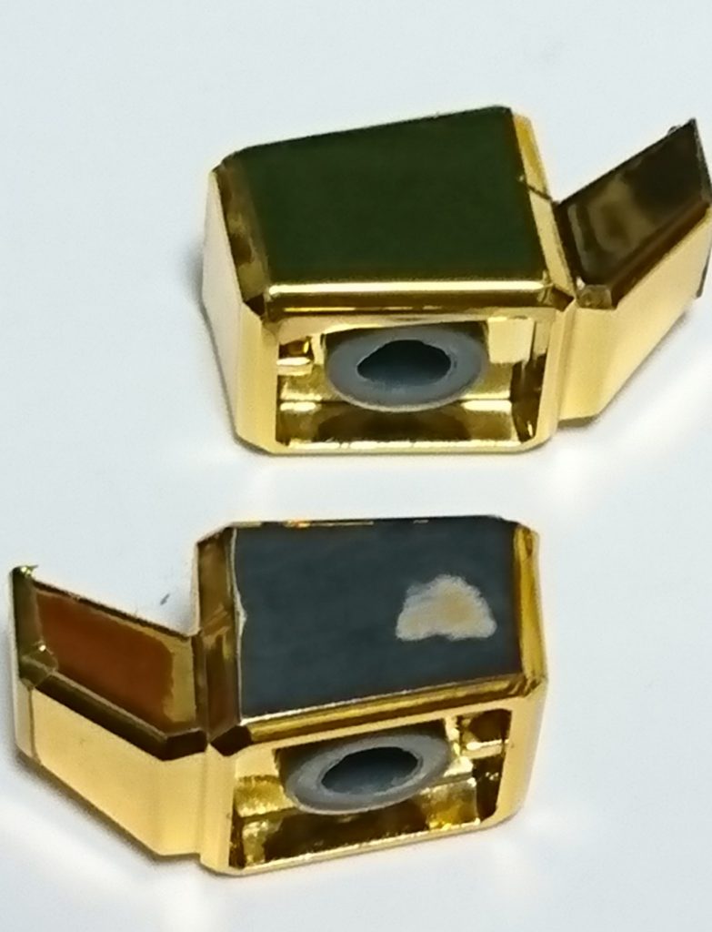 袖の部分もゲートやヒケが目立っていますのて、同様の処置を…… 下は削り処置 上は例の物を貼りつけたもの