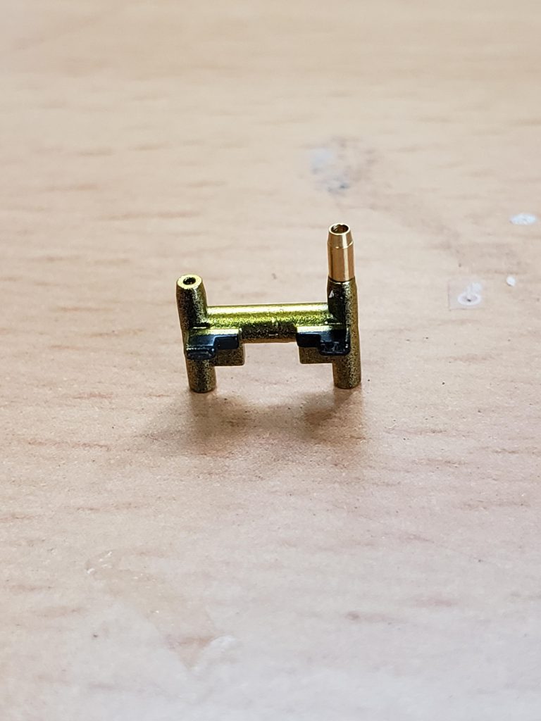 メタルパーツでディテールアップしたパーツのひとつです。
これはガンマズルの加工です！