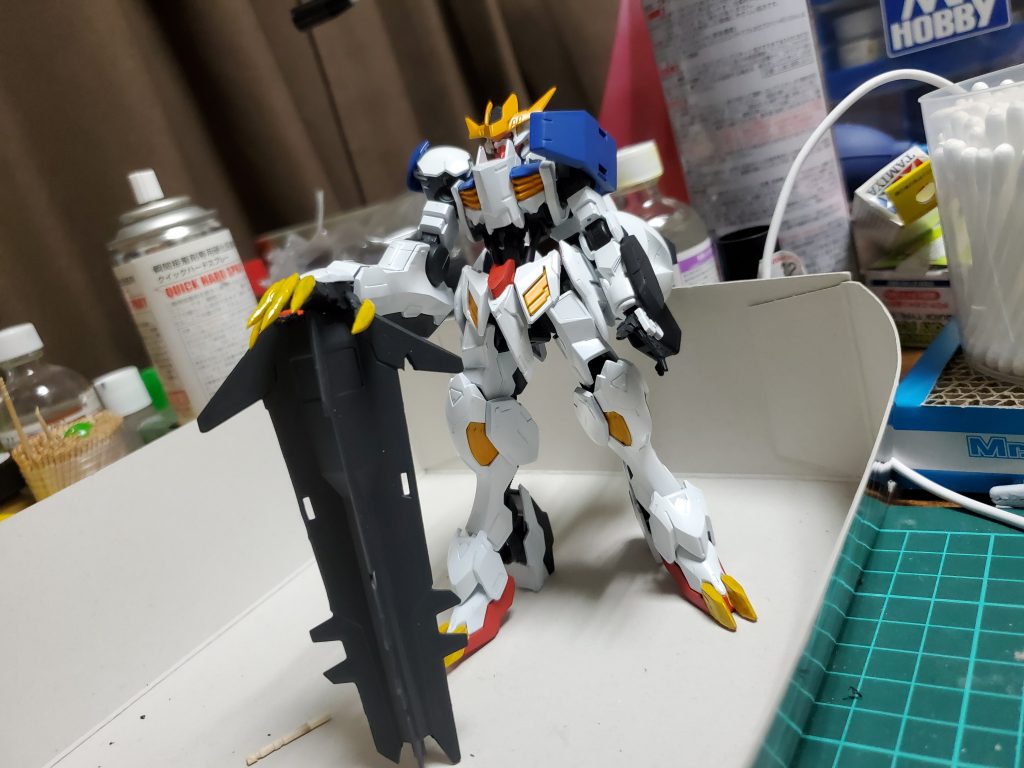 バルバトス。白装甲部は下地の上にシリコンバリアを塗っているので、ここから剥がしチッピングと部分塗装を行いました。