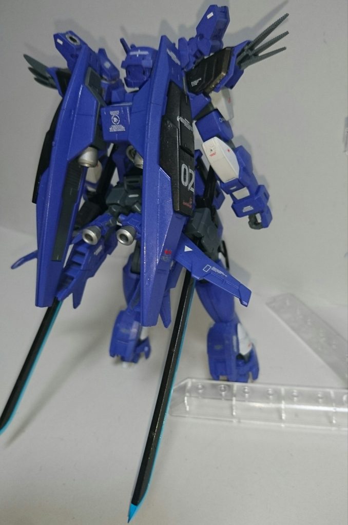 ## ・背面
腰部の追加ブースターが標準装備となっています。
突撃砲の代わりにソードホルダーが取り付けられ、主兵装の長刀がマウントされています。