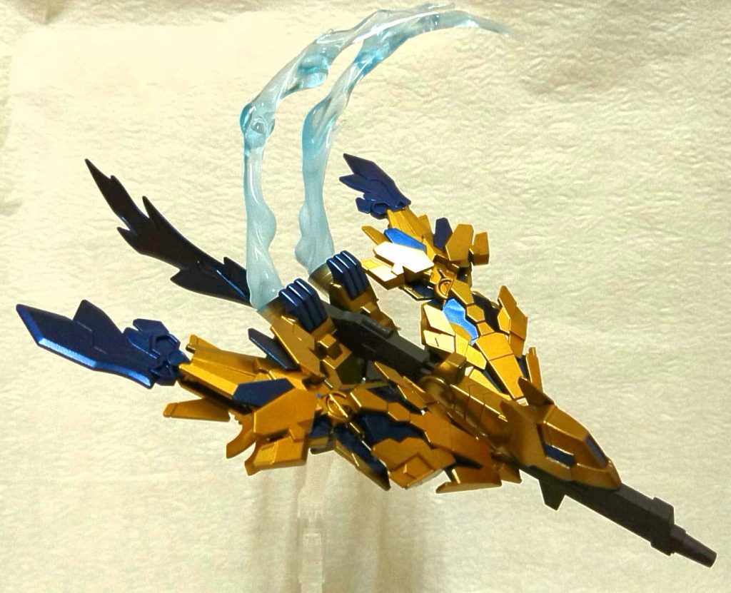 八鳥です。
リアルモードへの変形は完全にオミットした為、フェネクスと鳥のイメージを優先しました。
噴射エフェクトはプライズフィギュアから拝借しグラデーションをかけてあります。
武装は一式こいつが備えており、おそらく本体より鳥の方が攻撃力あります。