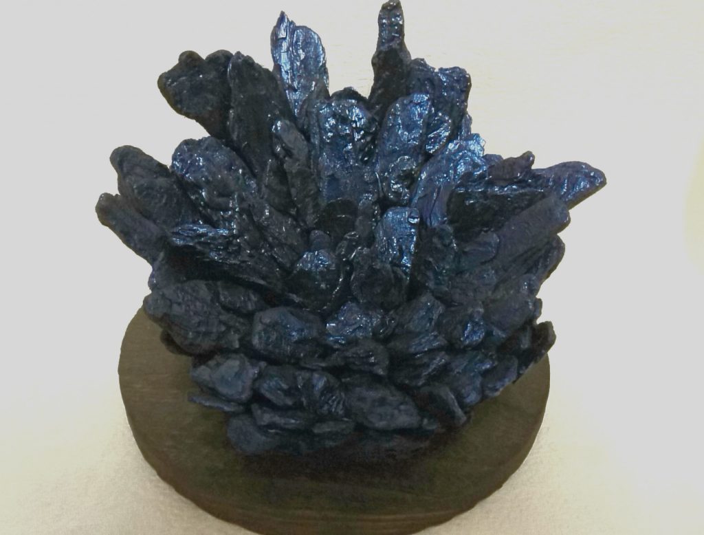 台座です。
ウッドチップを張り合わせ作成致しました。
当初は岩場のつもりで茶色でしたが、サイコフレームの色に合わせて現在の色になっています。