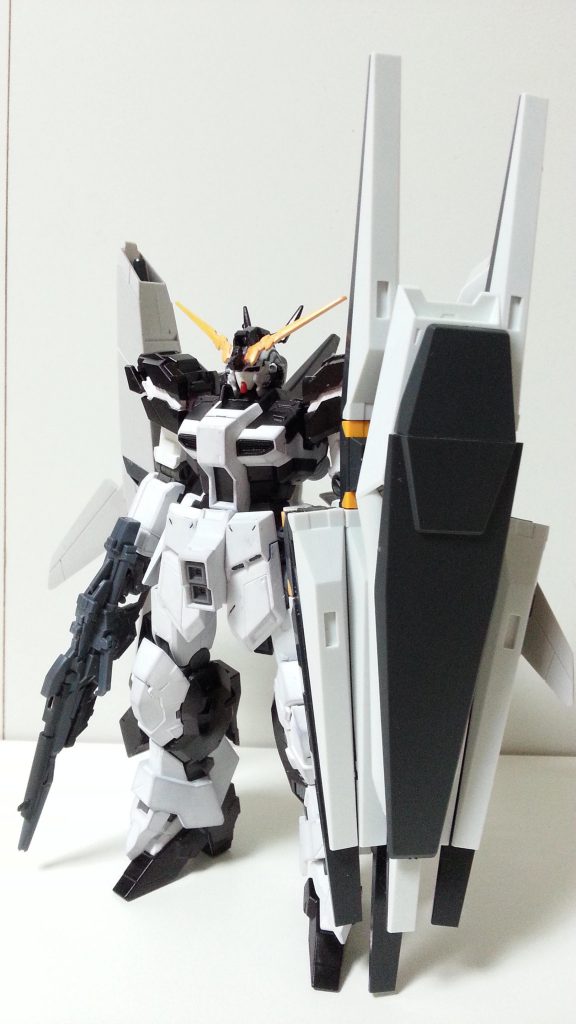 改めて正面。
ミキシングしたガンプラはHiν、ムーンガンダム、ユニコーンガンダム、シナンジュスタイン、リゼルC-type。
前述の通り、ファンネルとシールドの融合兵装を機体よりも先に思いついていて、フィンファンネルを手に入れるまでモヤモヤしておりました(笑)
