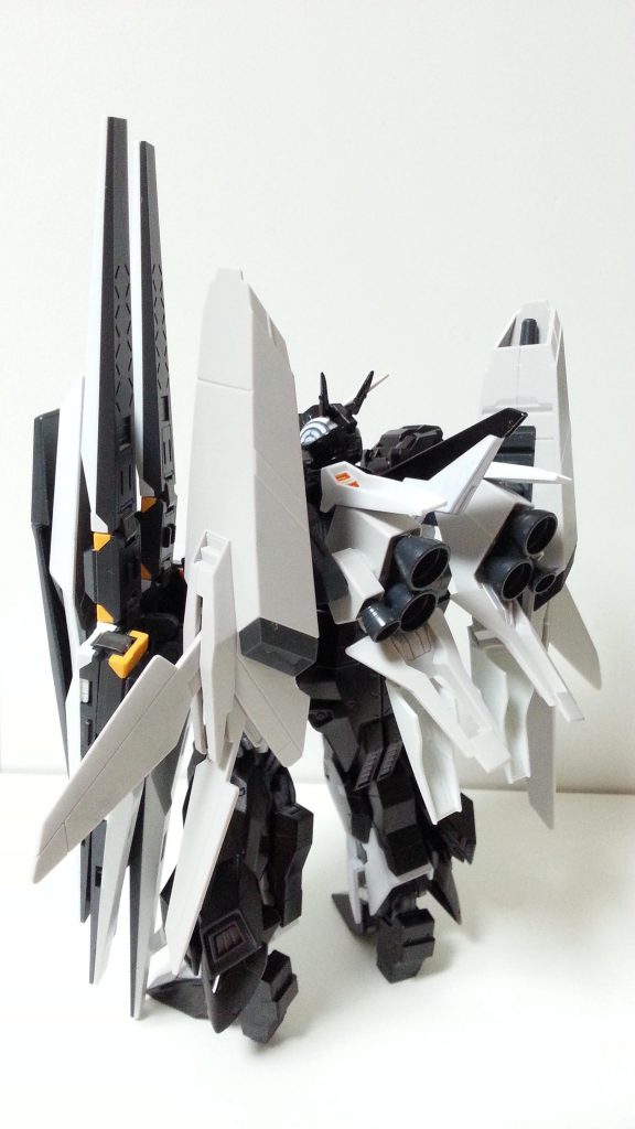 バックショット。
下半身は腰から下がほぼムーンガンダムで、フロントアーマーと両足のサイドにスタインのスラスターが装備されております。
主に改造したのはHiνのボディーにムーンの腰を合わせるため切ったり貼ったりしたのと、ムーンガンダムの股関節が非常にもろかったため、パテでガッチリ固定したくらいです。