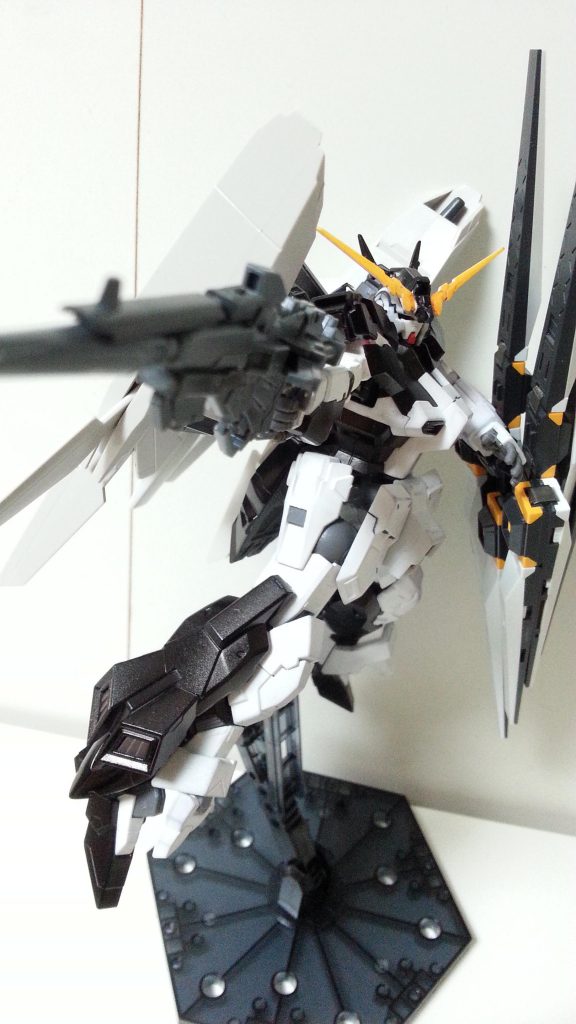 マグナム構え。
ビームマグナムも少し改造してνガンダムのビームライフルの黒いカバー部分を切ったり貼ったり。
一撃必殺もカッコいいですけどビーム発射までの時間が１秒くらいあるのと、弾数少なすぎでこれは弱点過ぎると思って調整型という形に。
それでもMS相手には十分すぎる威力かも？
フィン・シールドは構想段階では可動アームによる懸架型だったんですが、制作過程で腕部に直接装備できるようになりました(笑)
アームだとひょろくて保持が難しかったので一石二鳥でした～