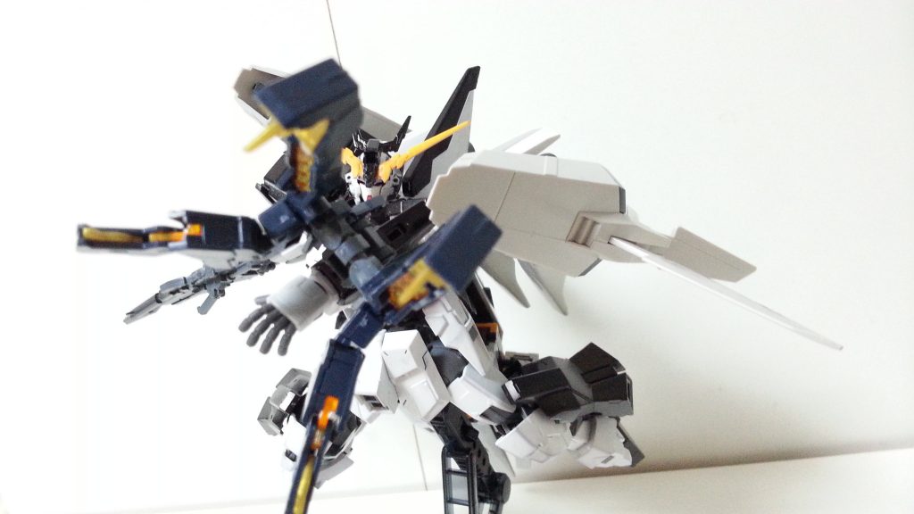 オルカアタック！
ってシャチの獲物を捕らえる狩りの方法があるらしいですね～
ぶっちゃけこの装備は後付けで思いついたのでカラーリングはまだ決めてませんが多分金色の所が白になるんだろうな～と。
このままでもいい感じのコントラストでアリといえばありなんですが…しゃちほこも金だし！←