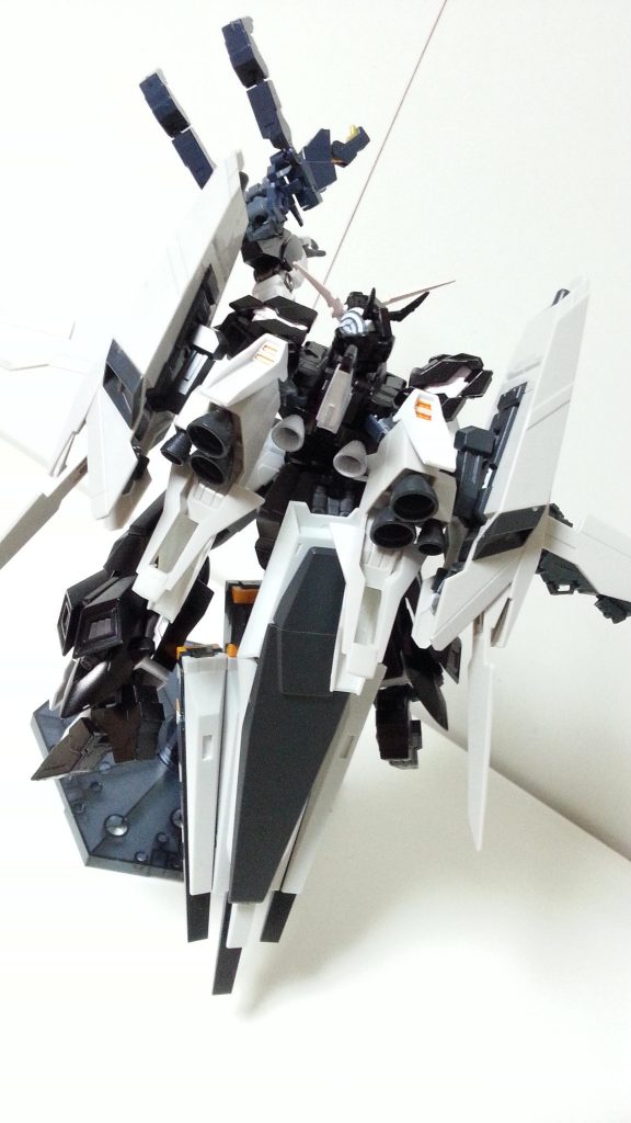 お尻はこんな感じで、シャチの尾っぽをイメージしております。
実際のシャチはもっと黒が多いんですが、あんまり黒すぎてもまた黒かよってなるので抑え気味しております。