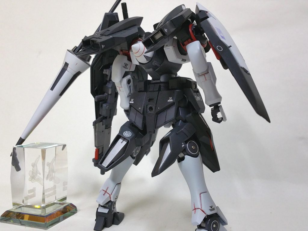 背面です。左肩が重すぎて関節が負けます……。合わせ目消すときにポリキャップの受けをきつくすればよかった! でもいっぱい担がせようって思った時には既に接着してしまったのでした!