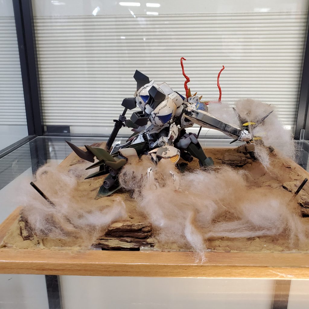 あと見えないと思いますけどレギンレイズの首を絞めている平手は手甲だけバルバトスのものにしてエクシアから流用しました。