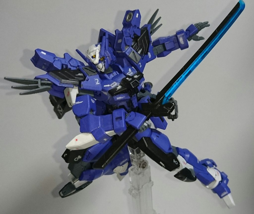 ## ・カラーリング
最後に配色ですが
下地に１５００番のサフ
全体をタミヤのブルーバイオレット
黒部分をクレオスのメタルブラック
白部分をクレオスの艶消しホワイト
最後に艶消しクリアーで仕上げています。
ニードルガンとバーニアはクレオスのシルバーの上から艶出しを行っています。

[１号機](https://gumpla.jp/hg/272141)が白系のカラーリング（しかも小野D）ということで２号機はこのカラーリングしかないと思い、この配色になっています。
一応、元ネタはマブラヴの僕の好きな戦術機の配色です。
元ネタが伝わる人がいたら幸いです。

最後まで閲覧ありがとうございました。