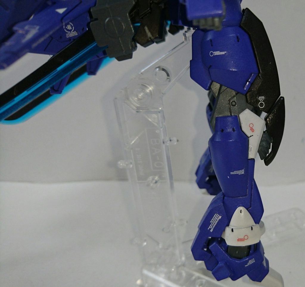 下半身は股関節部をアルトの物に換装。
スカートアーマーに装甲とビームサーベルを追加。
脚部はF91とアルトでボリュームアップしています。
追加ブースターと長刀、ソードホルダーはアルト用のブースターとMSGの組み合わせで制作。