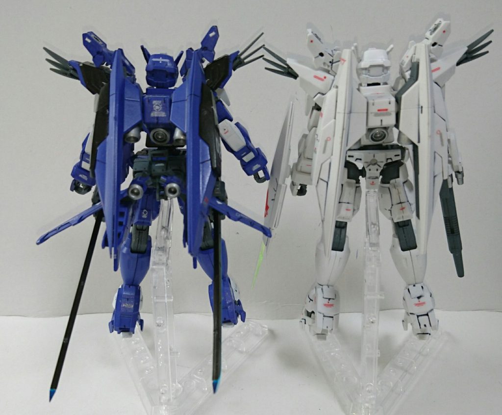 ## 背面
追加ブースターと長刀があるので腰にボリューム増し。