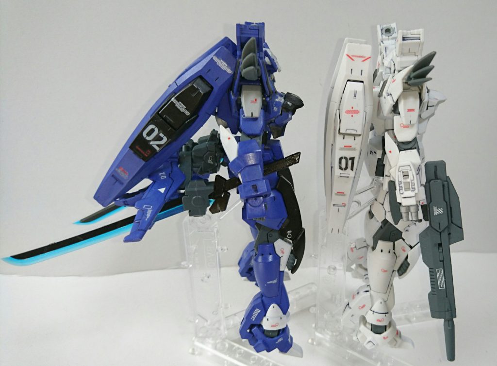 ## 側面
腰の追加ブースターと長刀があるので後ろに長めです。
また、2号機には右腕部2連装ビームバルカンが装備されていません。