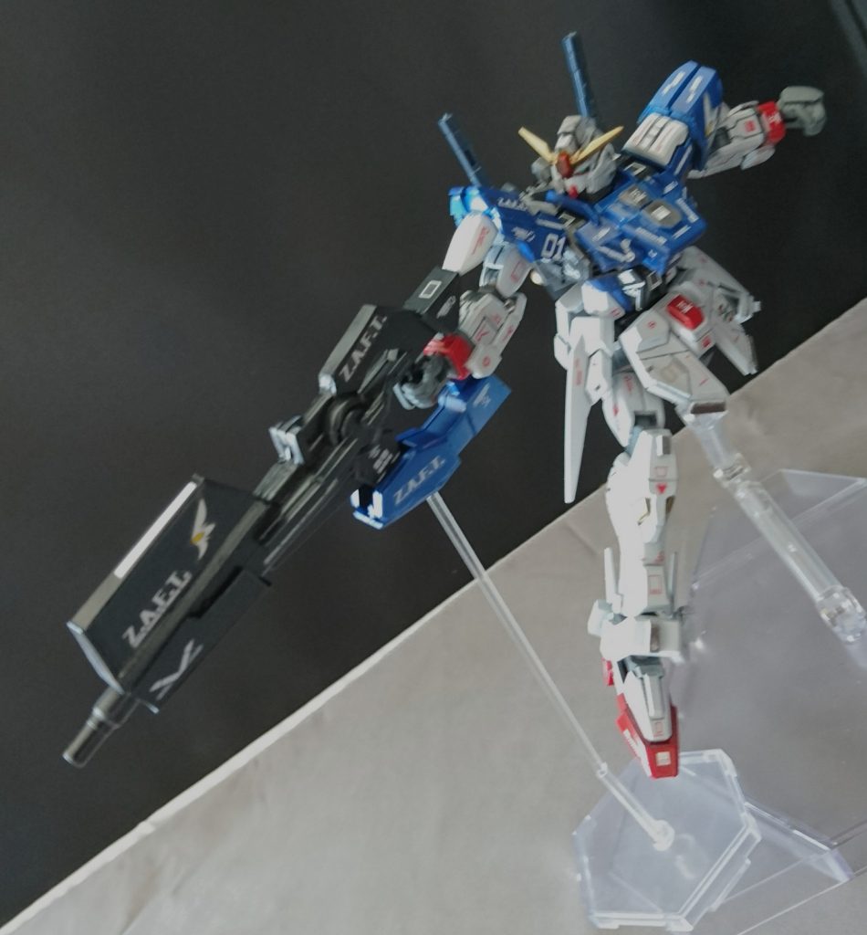 武装1 大型バスターライフル
リボーンズガンダムのライフルをプラ板で改造しています