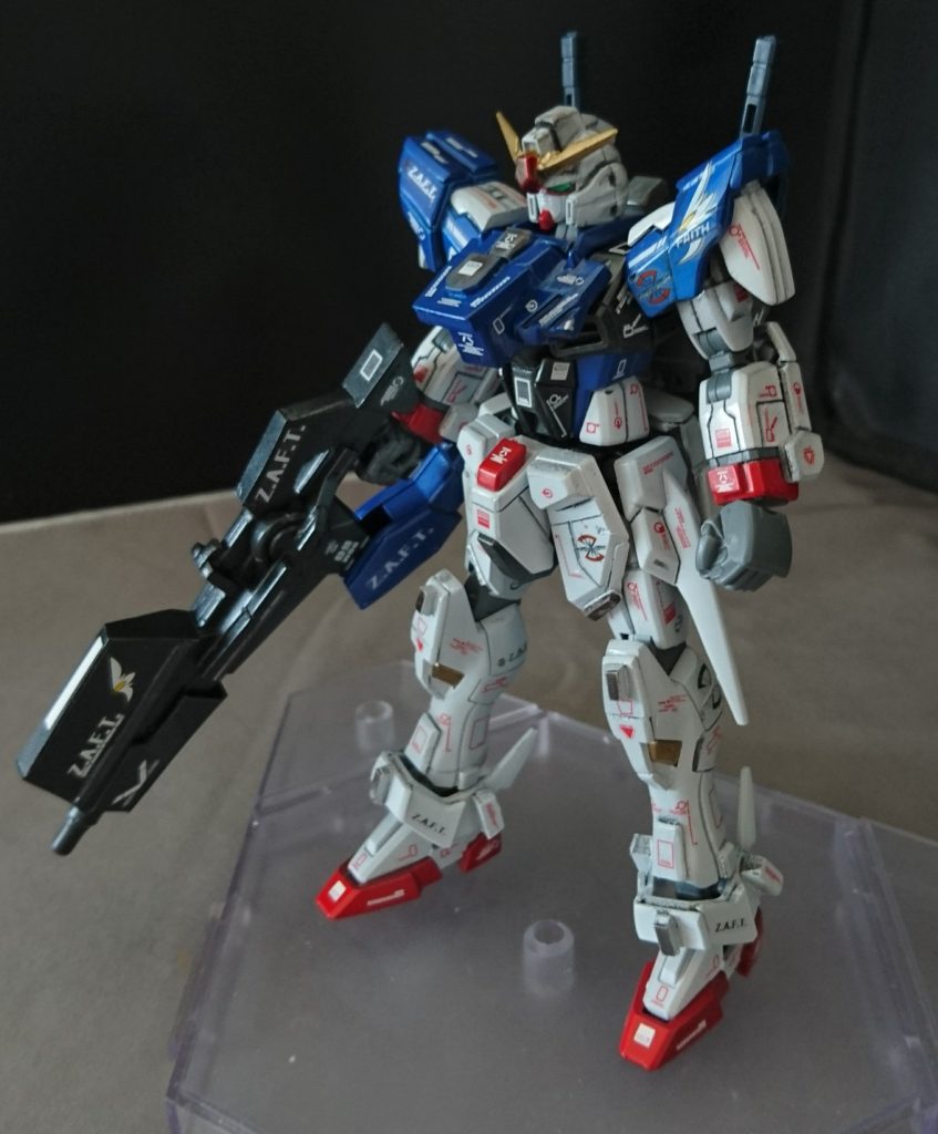 まずは正面です
今回使用したキットは、
HGトライバーニングガンダム
HGクロスボーンガンダム
HG00ガンダム
HGガンダムヴィタール
HGフリーダムガンダム
HGユニコーンガンダム
HGリボーンズガンダム(銃)
等です。