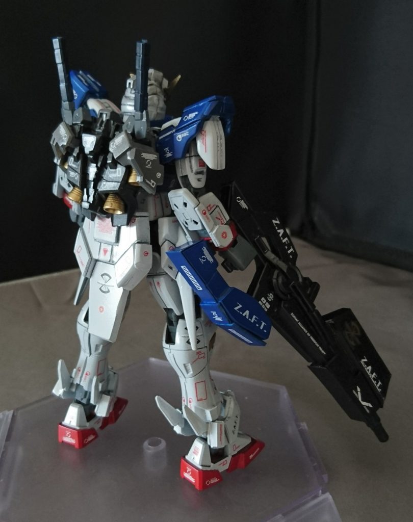 後ろ姿です!
今回は、スジボリに力を入れて、更に流し込みタイプの墨入れも初挑戦してみました!難しかったですね(´・ω・`)
次は武装の紹介です!