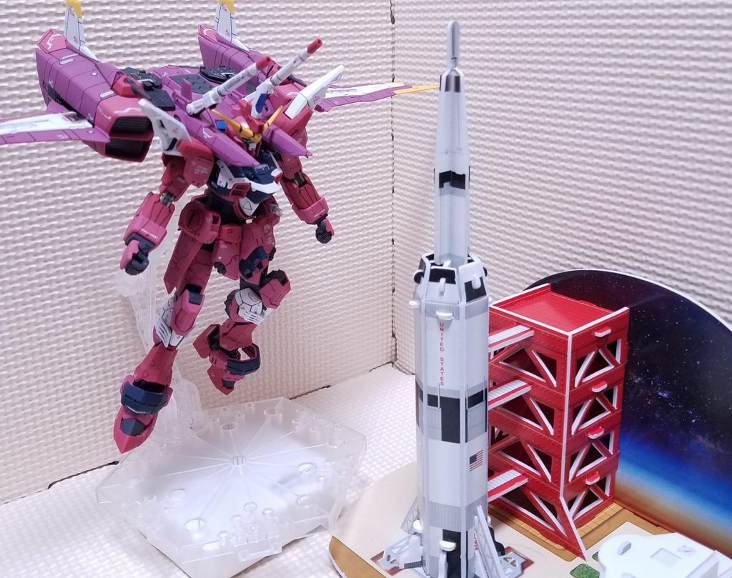 ダイソーで見つけたサターンVロケットと一緒に