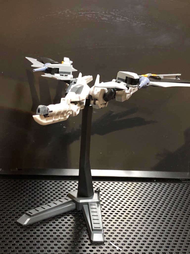 第2段階。機首の武器の銃口がちょっと寂しかったためスタービルドストライクのビームライフルの銃口を切り取り接着。