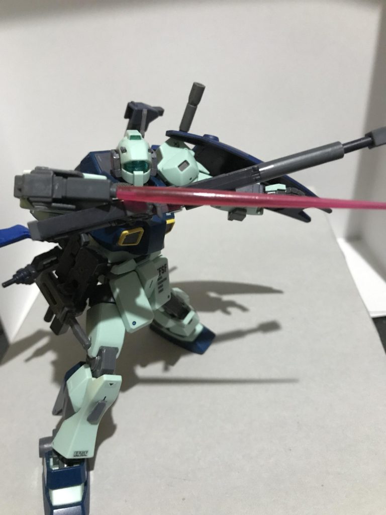 ビームサーベルポッドを構えて
ジムスナイパーカスタムのような機体を作りたいと思ったのが8年前
そこから何か思いついてはいじり続けて今に至ります(素体はゲート後などが目立ったため、頭以外交換しており2体目)