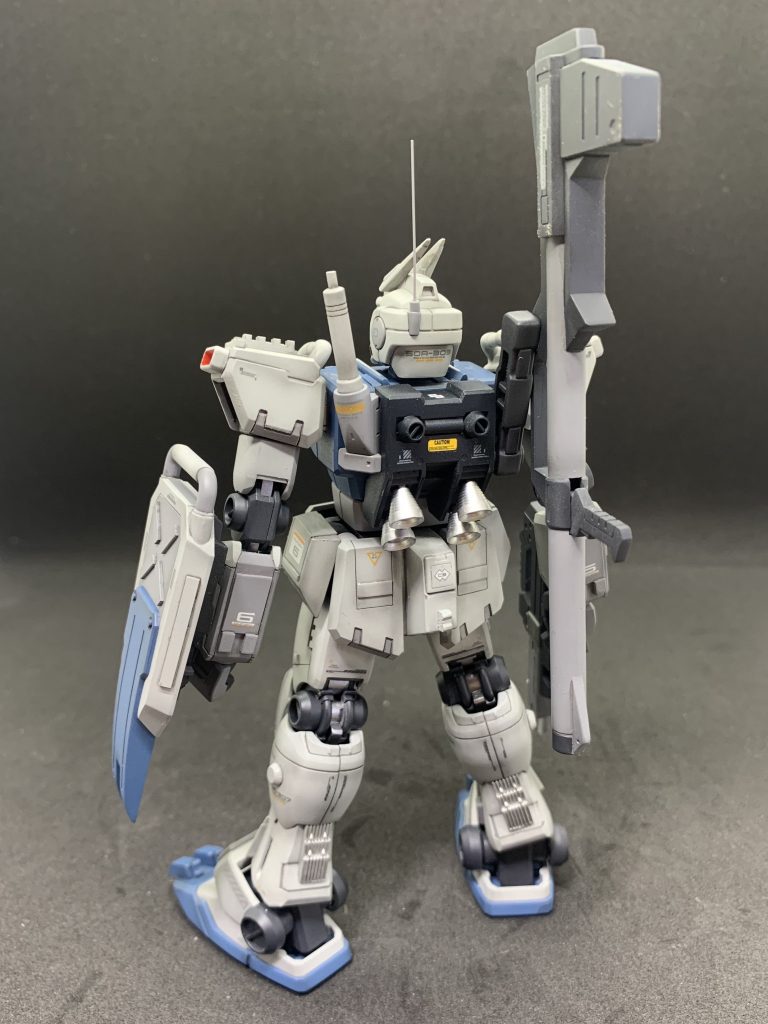 機体設定的には、ジム改から次世代機へ切り替わる過渡期。
パワードジムのような増加装甲によるバージョンアップを想定して、拡張用ラッチを機体各部に増設した設定です。