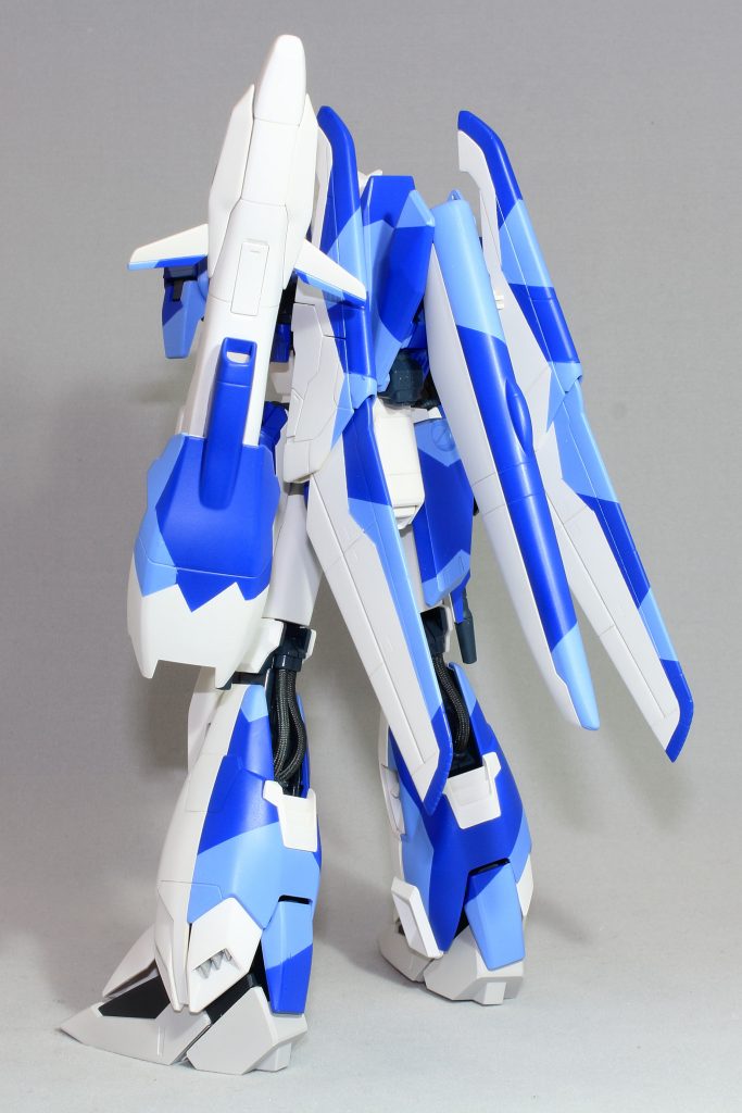 迷彩はマスキングめちゃめちゃ頑張りました…….(gandam-hand2)
後ろ姿のカッコ良さには、やった甲斐があったなと思わされます。