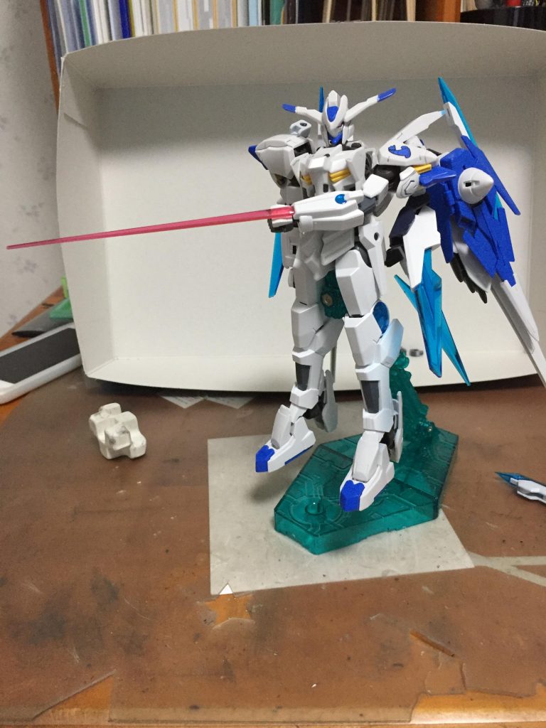 ◆腕部バルカン
○腕部と一体化しているGNバルカン砲。連射が可能であり、長さの調節ができるビームサーベルの発振も行える。主に牽制や予備兵装として使う他、咄嗟の防御にも使用されることが多い。

［唯一の射撃武器。これ便利ですよね。普通に弾幕張るのも良いですけど自分はビームサーベル発振してる時が好きです。ビーム刃が一本しかなかったのが悔やまれる］