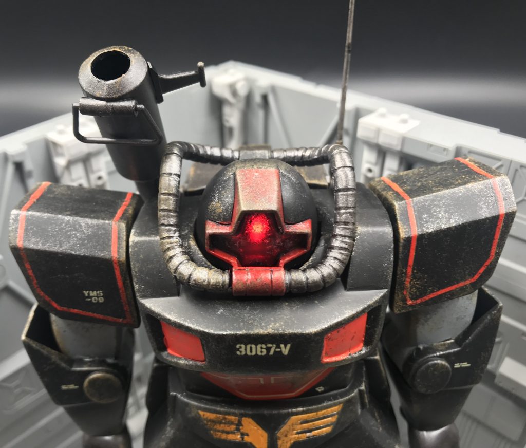 モノアイシールドはキットのモノアイパーツを型にブリスターパックを切り抜いて作成、スモークグレーで塗装。
