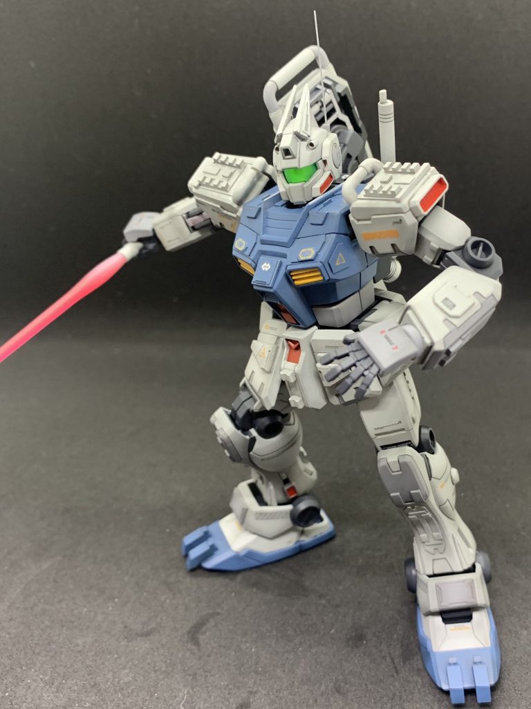 サーベルは付け替えの時に塗装剥げがよく起こるので、同じものをもう一本持ってきて握り手を固定しました。
写真では忘れてますが、ジム改のサーベルは一本なのでサーベルを使う際は背中の柄を抜きます。
ビーム部分は全体に1500番でやすったあと付け根と先端に軽めに白を吹き、つや消しで仕上げてます。