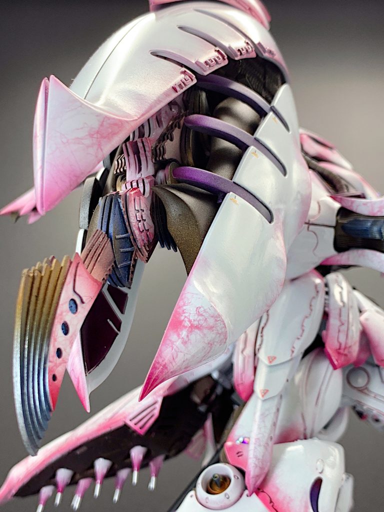 羽根は縦に分割して中に積層したオブジェのような物を配置。機械的な理由付けは一切していません。