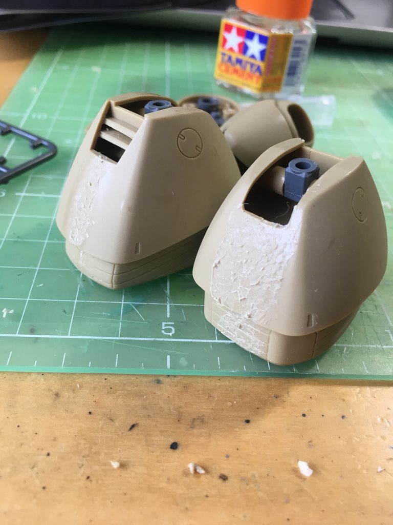 合わせ目はセメントを上からドバーッと塗って指でぐにゅぐにゅ、それからペーパーがけという大胆な方法です。塗装しなくても目立たないほど、うまく処理できました