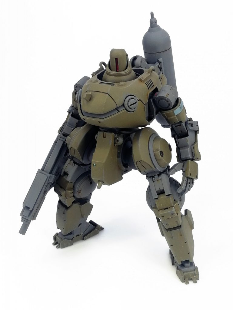 頭はジオンモビルワーカーのパイプ接続部とケンプファーの上腕。
胴はケンプファーの上半身反転したもの。股間もケンプファー。
腕は30MMポルタノヴァほぼそのまま。肩装甲接続部を脇にして腕と連動して動く軸隠しにしてみました。
脚は太もも軸部分にジンクスⅢの肩を採用。足本体はポルタノヴァの足を上下反転。足首は30MMアルトの前後反転。