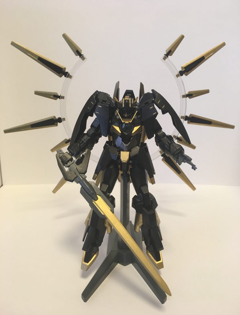 GNソード
　刀身に熱変換素材を使用した溶断の魔剣。粒子砲を放つライフルモードにも変形可能。
　万物を切り裂く獅子の爪。

Cファンネル
　操縦者の思考に追随し、敵機の特定部位をピンポイントで攻撃する事が可能な中距離型遠隔武装。組み合わせて盾の様に使用することもできる。
　威光を示す獅子の鬣。