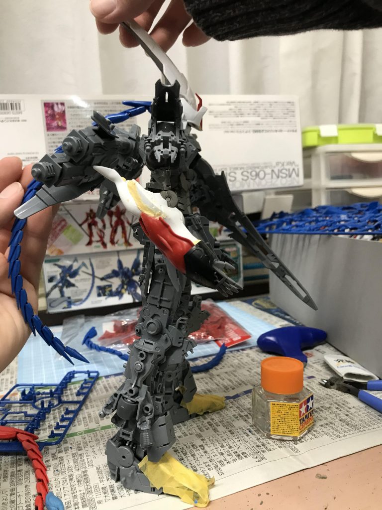 煌ギラーガを手にし、全てが狂い始めました。
この尻尾パーツは麻薬です。発案時はテンション爆上がりの激エモファンタスティックドリームって感じになりますが塗装時にヒーヒー言う羽目になります。なりました。
頭部もここの時点でかなり尖りました。