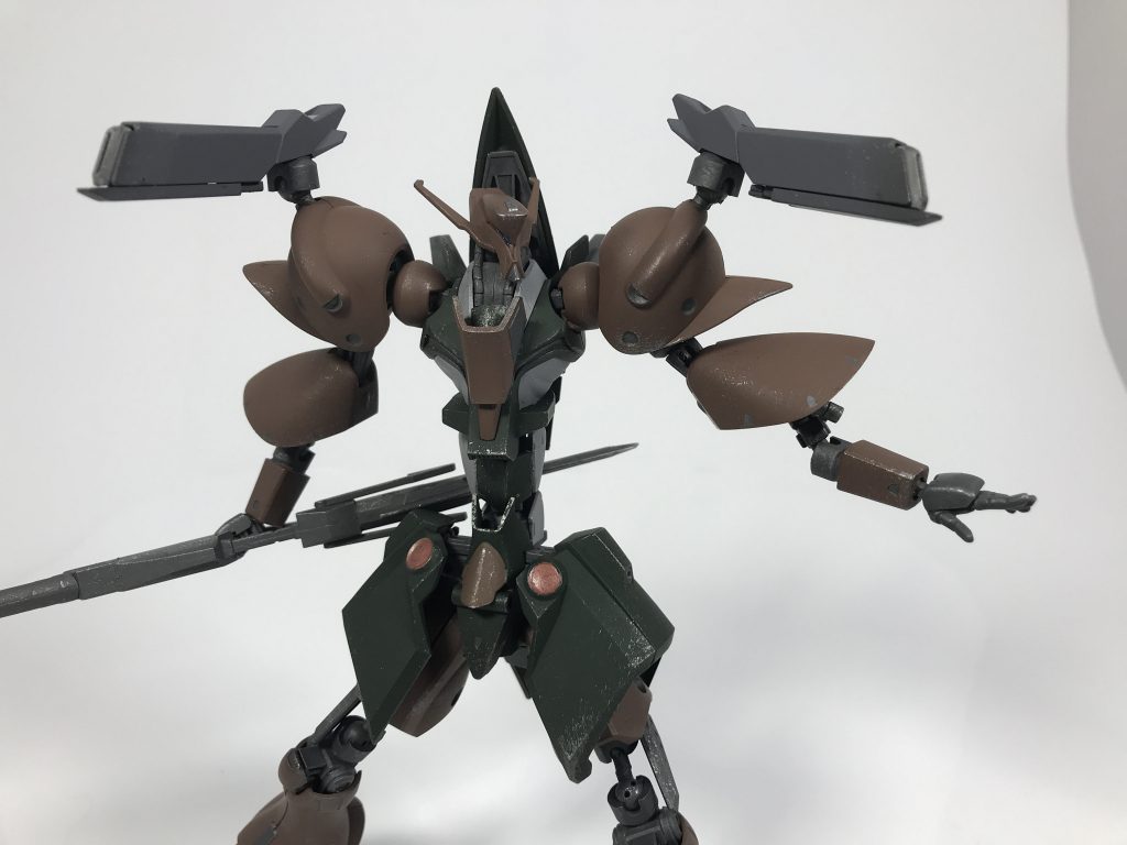 肩部メガ粒子砲。
余っていたウーンドウォートのふんどしアーマーを流用して可動式のメガ粒子砲に。
ボールデンアームズのジョイントで接続しているので、フレキシブルに可動します。