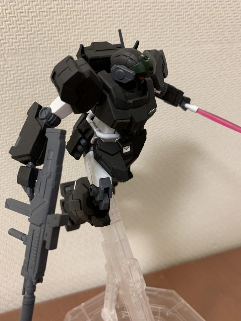 全体はつや消しでコーディング、サーベルのビーム刃はつや出しを吹いています。