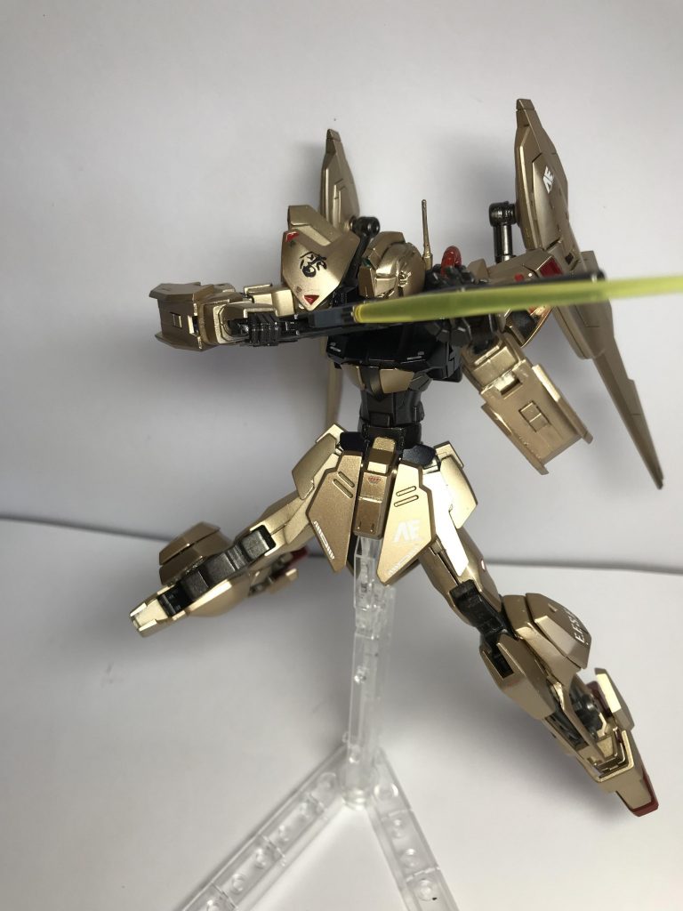 ライフルにはZ系統特有のロングビームサーベルがない代わりに下部にビームサーベルが出るようになっています。