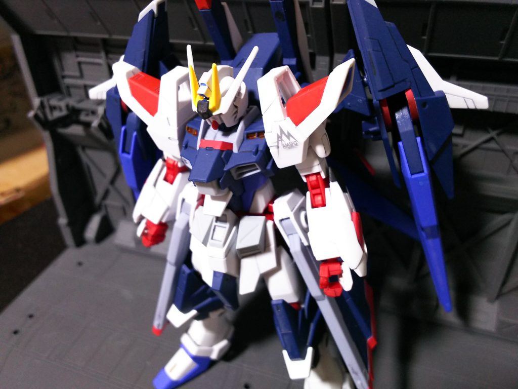 購入時の初期状態、少し色が違いますが
各部のブルーがおもちゃっぽさを
加速させている気がしました。