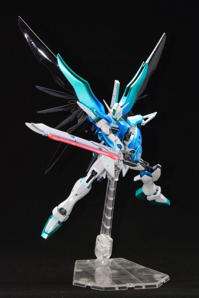 ものすごくよく動くのでデスティニーっぽいポーズが綺麗に決まります。