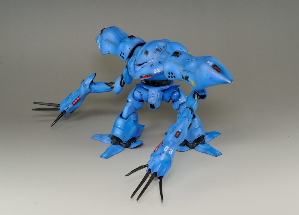 モノアイはキット状態だと固定ですが、両面テープ止めで好きな位置に貼って頂けます。