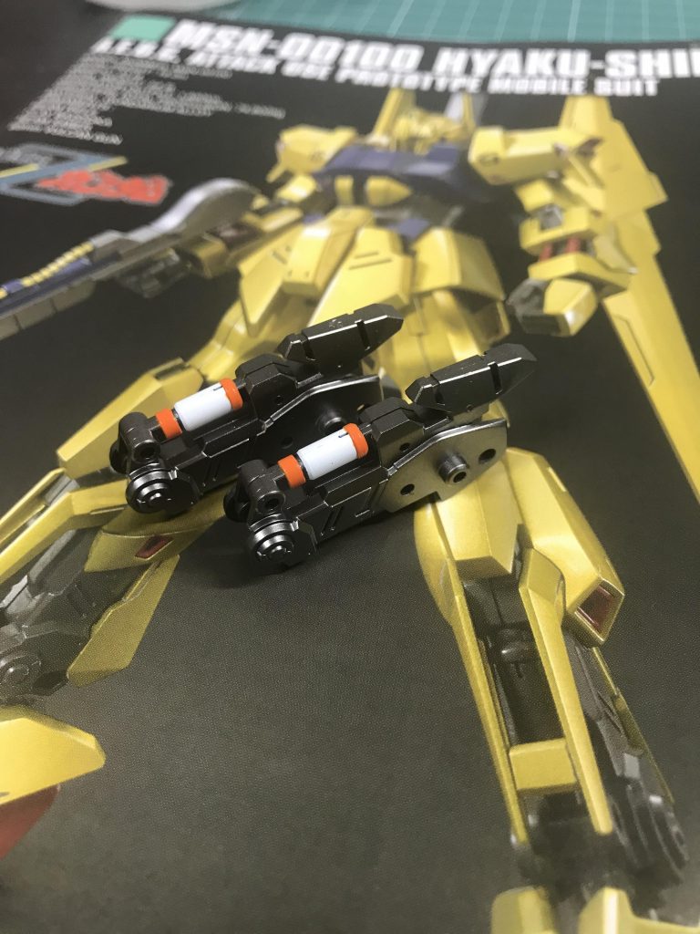 スネのシリンダー。
百式にはあまり似つかわしくない色になってしまいました。
フレーム部は、ガイアのフレームメタリック1が最近のお気に入り。