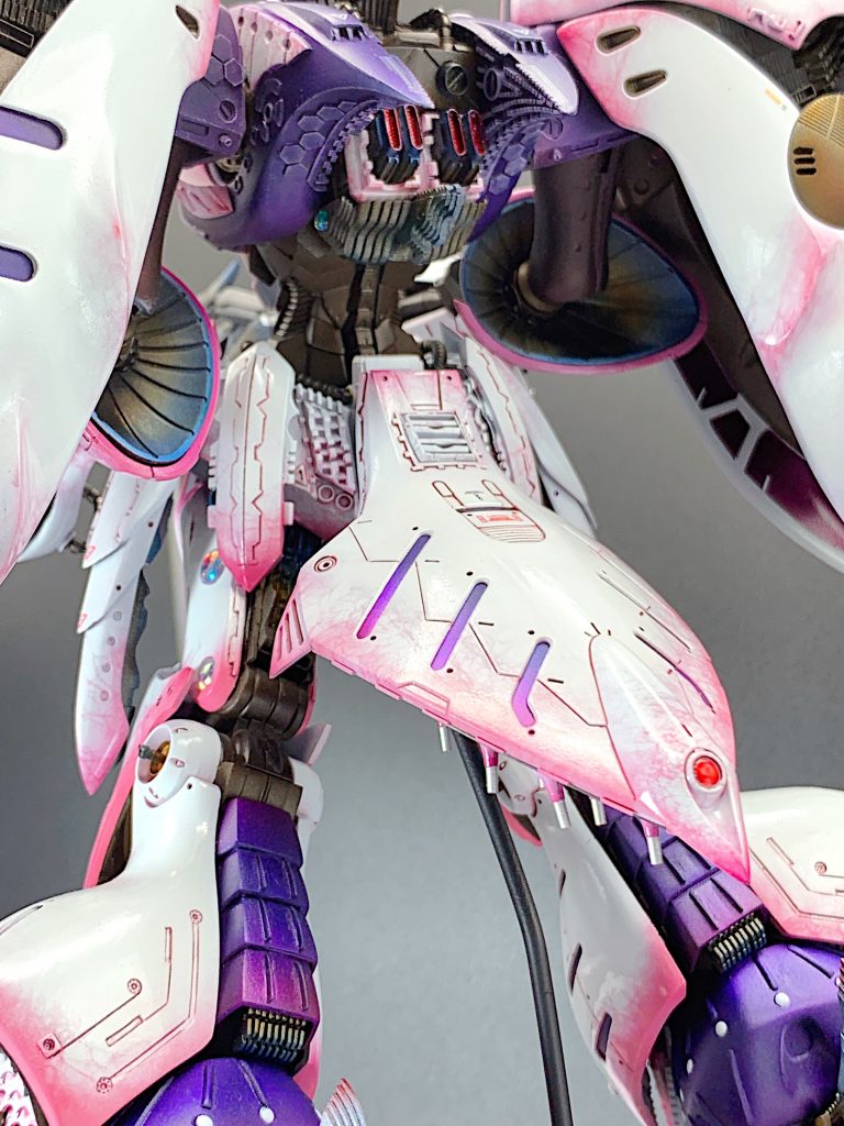 元々背中から生えている尾羽の様なファンネル格納ユニットは大分下げてリアスカートとして設置しています。
特徴的な頭のシルエットを背中のラインが吸収して、このリアスカートに流していく様にアウトラインを形成しています。