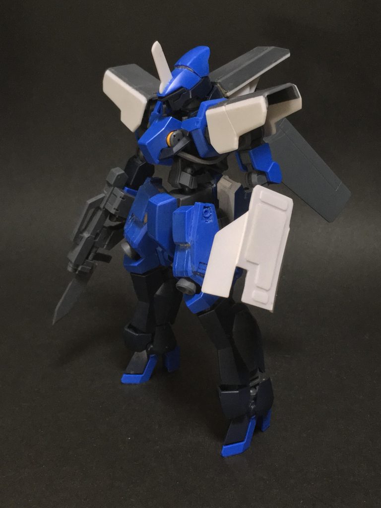 *製作途中*
・両肩と頸の装甲はボールデンアームズのパーツを基にプラ板を追加。
・頭部はプラ板でアンテナを作り、クローアームの装甲を後頭部に接着。
・センサー部のひさし側面を少し削って頭部を少し細めに見えるように改修。
・太腿はシュヴァルべの肩を移設。