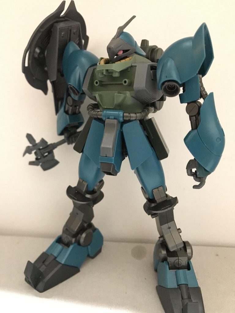 腰部、武装を整えて
ジャンクの左の銃持ちを使って手左利きにしました
せっかく買ったガンダムマーカーエアブラシもあるし、胴体と四肢の色合いを揃えるため塗装しようと考え、頭の中でカラーパターンを考え始めました