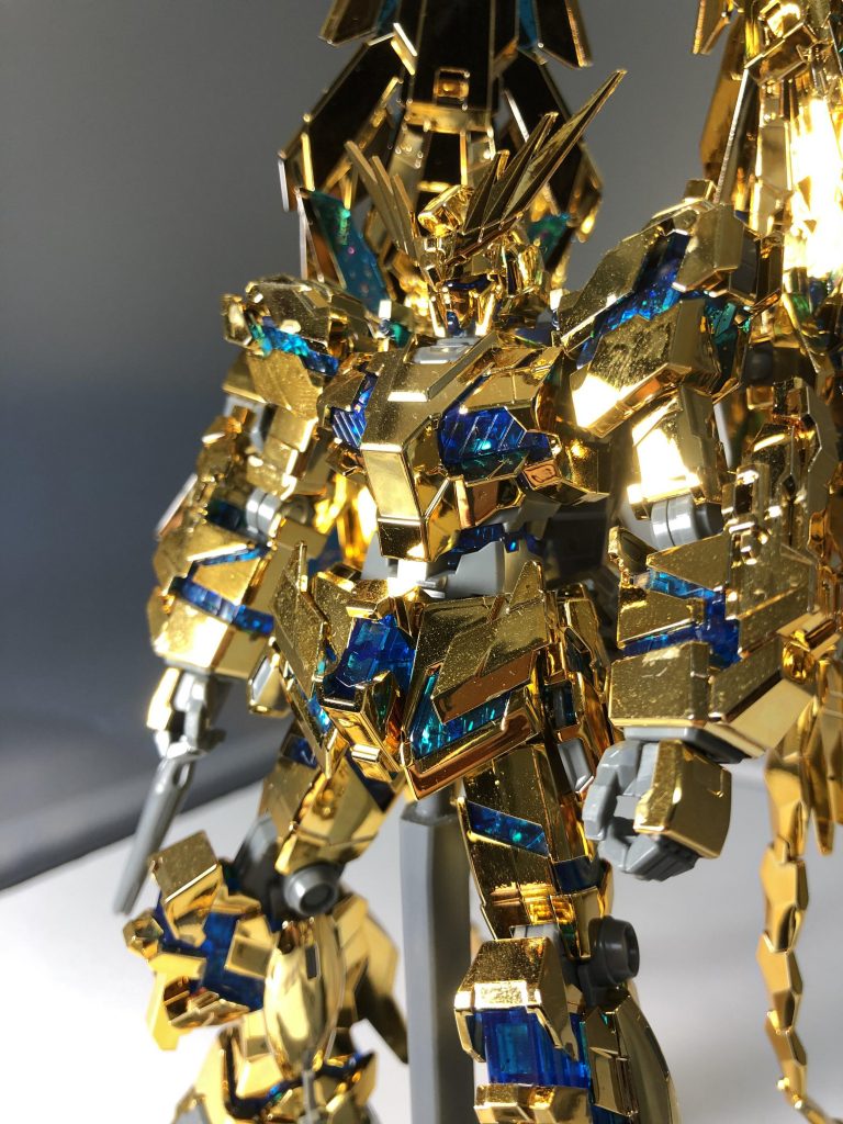 前に投稿したユニコーンと同様クリアパーツにラメを塗ってます、パールは吹いてません。
ヨナ達をイメージして赤、紫、金を使ったのですが全然目立たない上に分からなくなりました笑
ランナーから切り離したところのメッキの剥がれはペンで塗って隠してます^^;