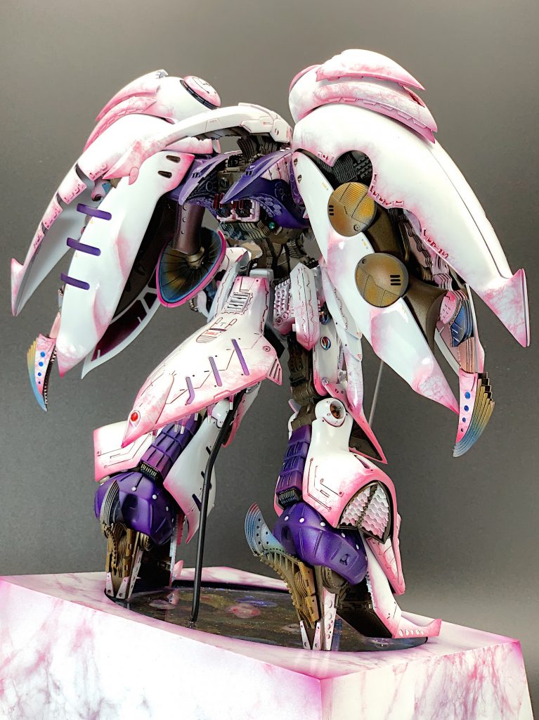 今回、正面から背面に向けて情報量が多くなるように仕向けています。