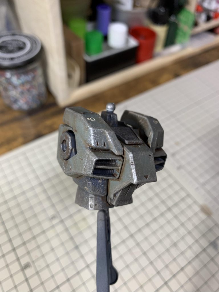 ステインブラウンでフィルター
↓
グレイッシュブラウンでドライブラシ
↓
クロームシルバーでスポンジチッピング
の順番で汚してみました!!
合ってるか分かりませんが自分的には楽しくできたので満足(*´ω`*)