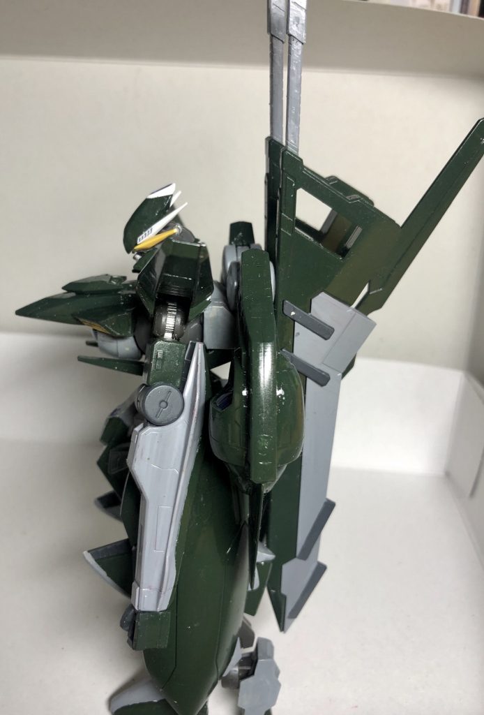 側面
アルケーの細長い腕部がバルバトスルプスっぽくて面白そうだったので、腕部はアルケーのものをそのままピンバイス3mm穴を開けて接続してあります。